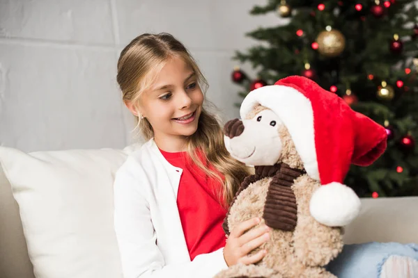 Criança com ursinho de pelúcia no Natal — Fotografia de Stock