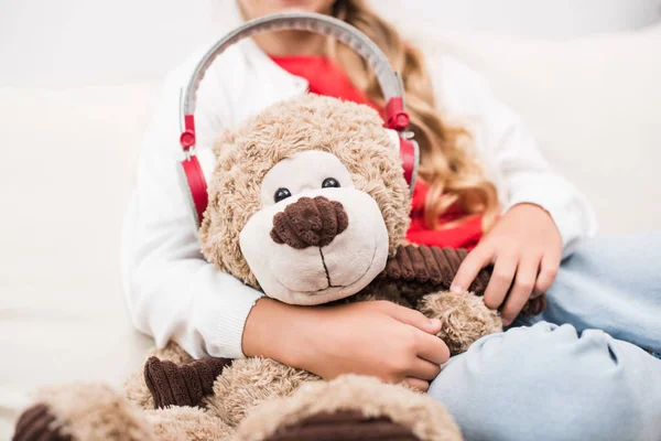 Teddy urso com fones de ouvido — Fotografia de Stock