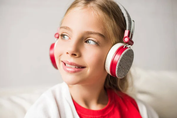 Niño escuchando música con auriculares - foto de stock