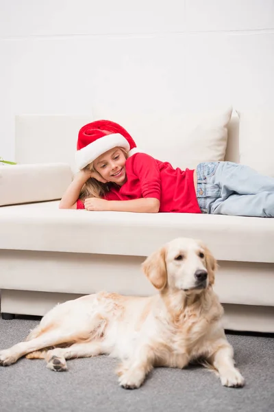 Criança e cão — Fotografia de Stock