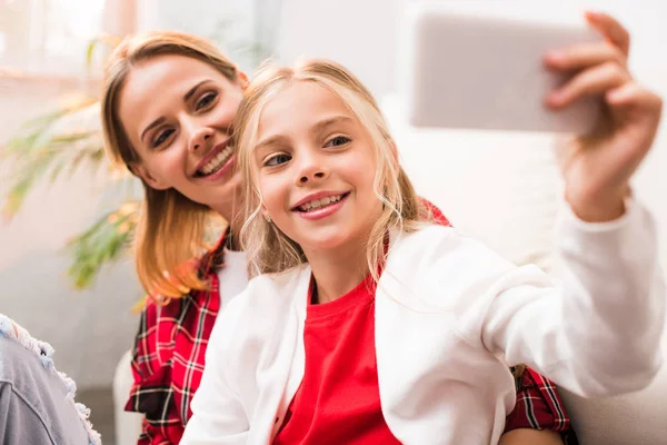 Mãe e filha tomando Selfie — Fotografia de Stock