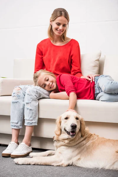 Мать и дочь с собакой — стоковое фото