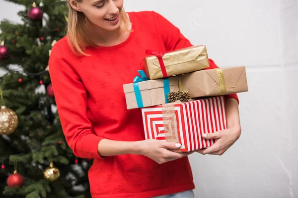 Frau mit Weihnachtsgeschenken — Stockfoto