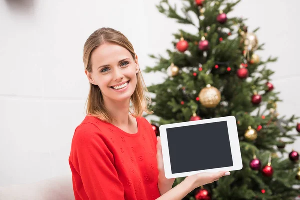 Femme avec tablette à l'arbre de Noël — Photo de stock