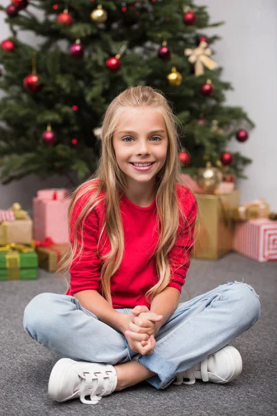 Ребенок на рождественской елке — стоковое фото
