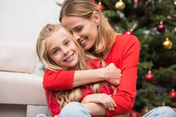 Embrasser la mère et la fille — Photo de stock