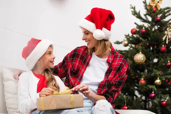 Madre e hija con regalo de Navidad - foto de stock