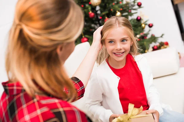 Mother and daughter with christmas present — Stock Photo