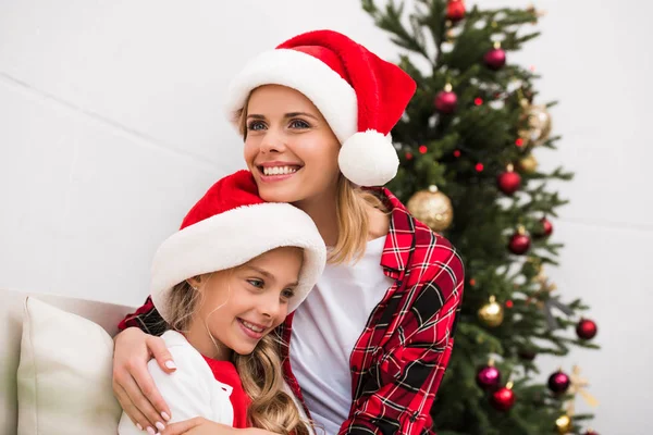 Glückliche Mutter und Tochter zu Weihnachten — Stockfoto