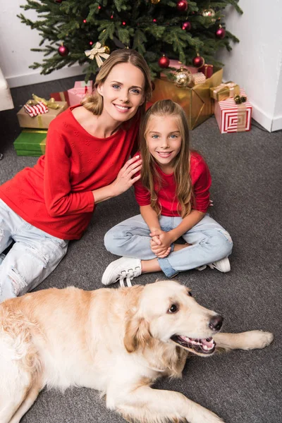 Щаслива мати і дочка з собакою — стокове фото