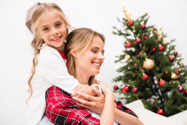 Mother and daughter hugging — Stock Photo