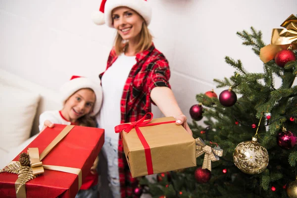 Mère et fille avec cadeaux de Noël — Photo de stock