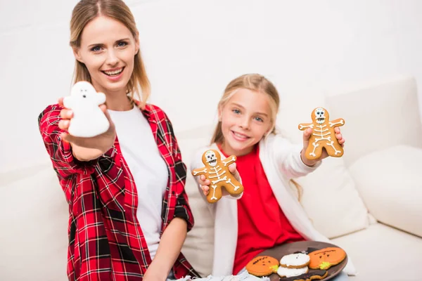 Мати і дочка з печивом на Хелловін — стокове фото