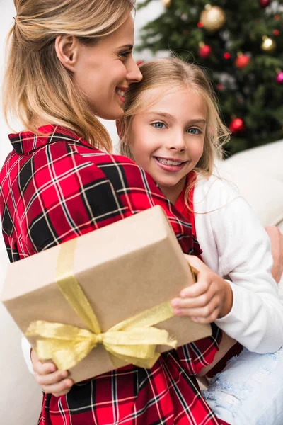 Madre e hija con regalo de Navidad - foto de stock