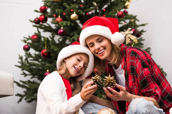 Mãe e filha decoração árvore de Natal — Fotografia de Stock