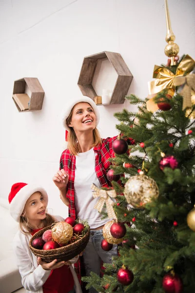 Mère et fille décorant l'arbre de Noël — Photo de stock
