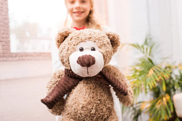 Дитина з плюшевим ведмедем — стокове фото