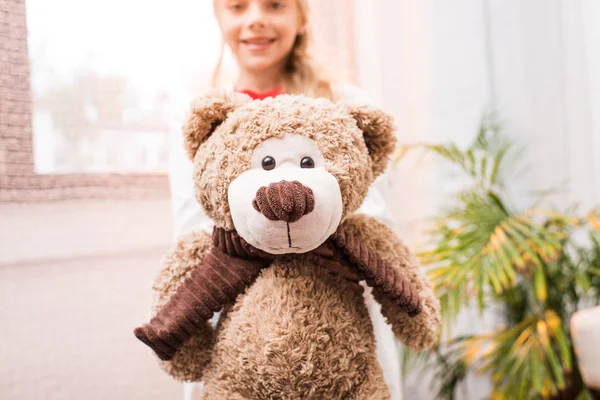 Niño con osito de peluche - foto de stock