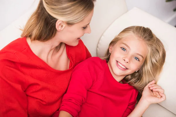 Mère et fille souriantes — Photo de stock