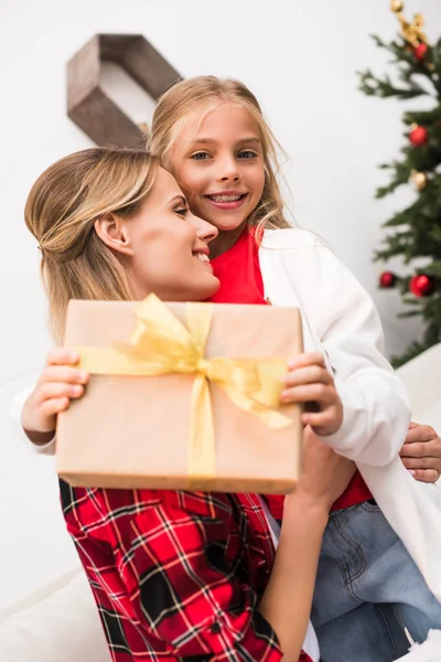 Madre e hija con regalo de Navidad - foto de stock