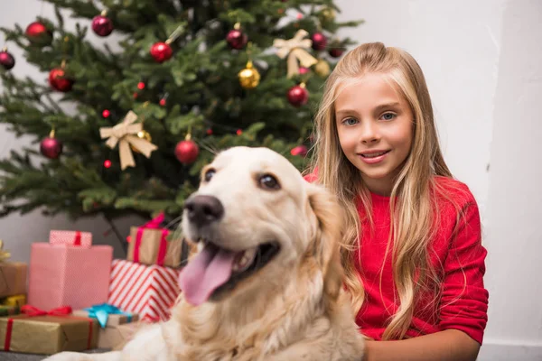 Kind mit Hund zur Weihnachtszeit — Stockfoto