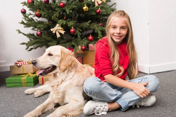 Niño con perro en Navidad - foto de stock