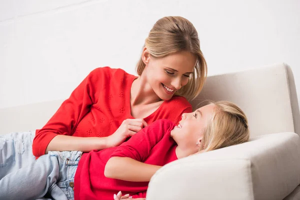 Madre e hija - foto de stock