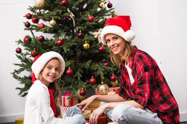 Madre e hija en Navidad - foto de stock