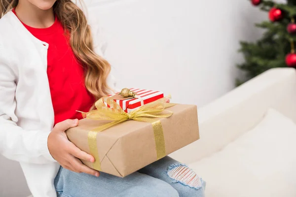 Niño con regalos de Navidad - foto de stock