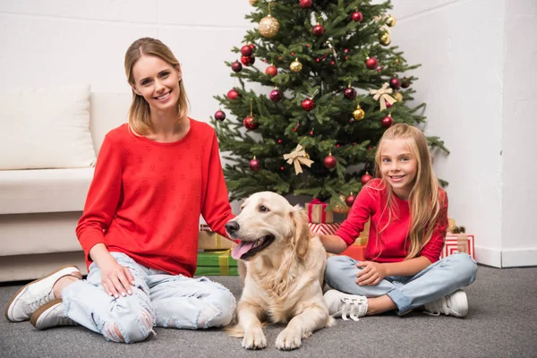 Familie mit Hund zur Weihnachtszeit — Stockfoto