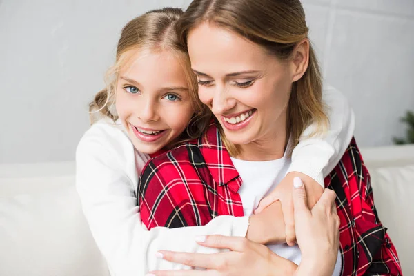 Madre e hija abrazando - foto de stock