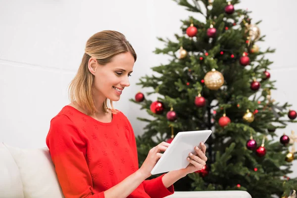 Mujer usando tableta en Navidad - foto de stock