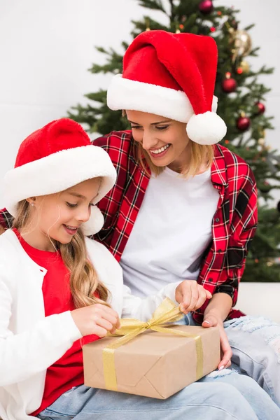 Mère et fille avec cadeau de Noël — Photo de stock