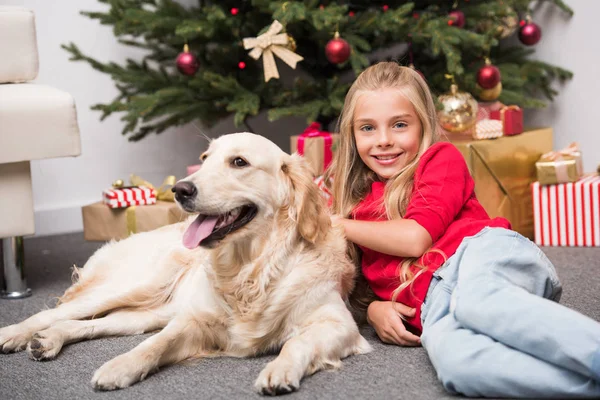 Niño con perro en Navidad - foto de stock