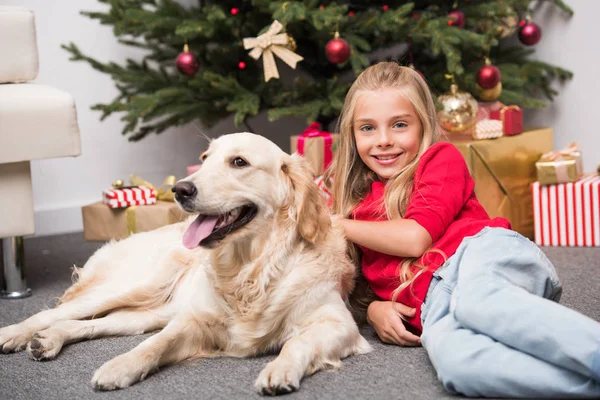 Bambino con cane a Natale — Foto stock