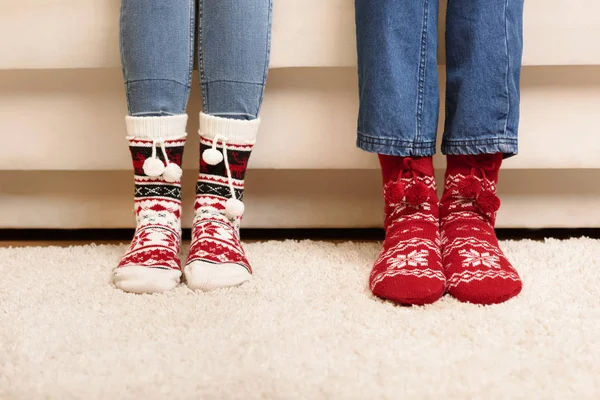 Couple en chaussettes tricotées — Photo de stock
