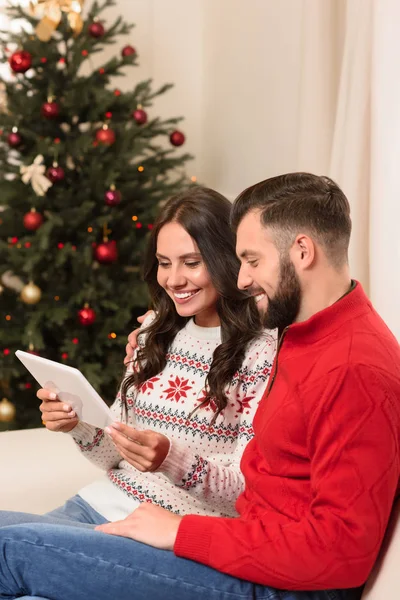 Casal usando tablet digital — Fotografia de Stock