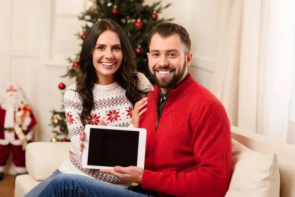 Couple utilisant une tablette numérique — Photo de stock