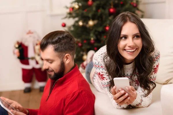 Pareja usando dispositivos digitales - foto de stock