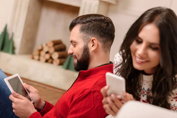 Paar nutzt digitale Geräte — Stockfoto