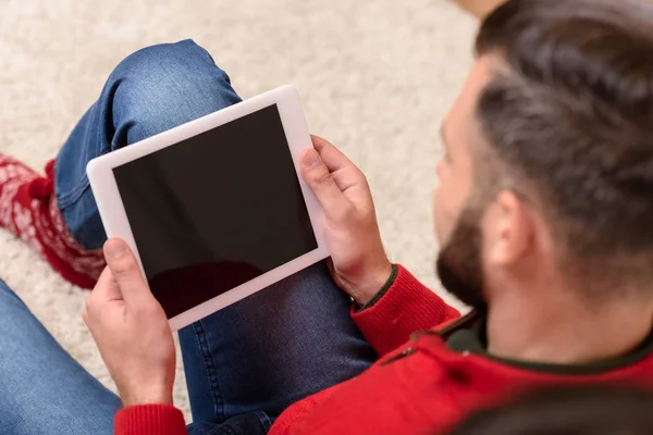 Homme utilisant une tablette numérique — Photo de stock