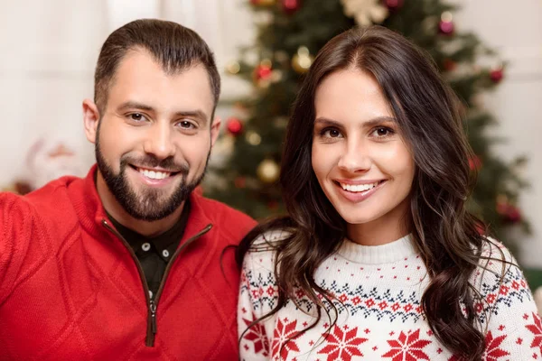 Щаслива пара в різдвяний час — стокове фото