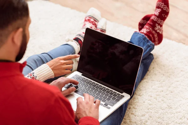 Paar benutzt Laptop — Stockfoto