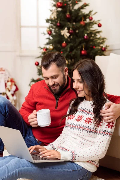 Pareja usando portátil - foto de stock