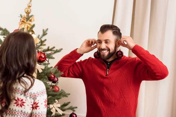 Pareja decorando árbol de Navidad - foto de stock