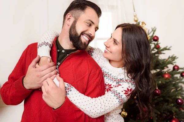 Feliz pareja en Navidad - foto de stock