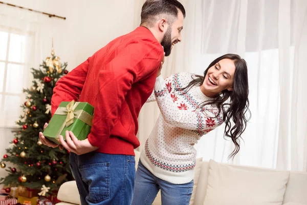 Paar mit Weihnachtsgeschenk — Stockfoto