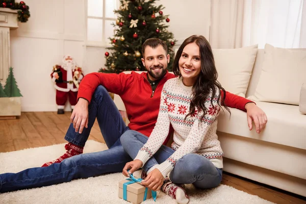 Couple with christmas present — Stock Photo