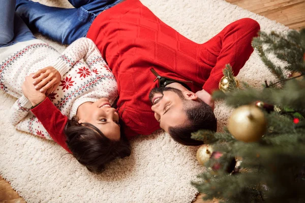 Glückliches Paar zur Weihnachtszeit — Stockfoto