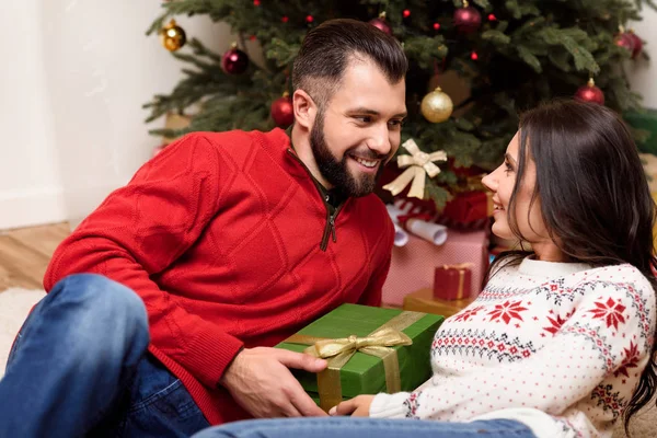 Casal com presente de Natal — Fotografia de Stock